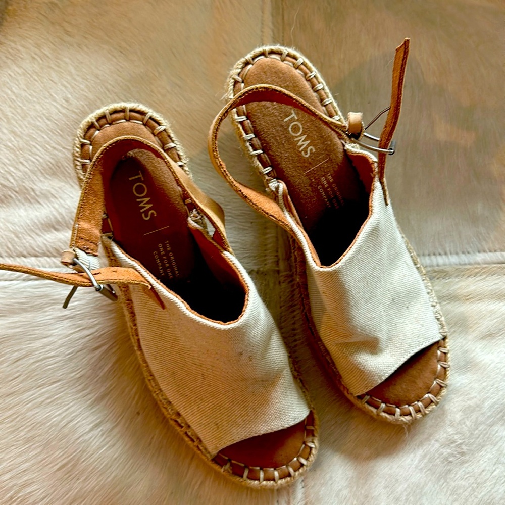 Tom’s linen wedges. Size 7